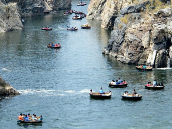 Boat shops in Hogenakkal lake Boat shops in Hogenakkal lake