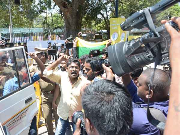 கைது