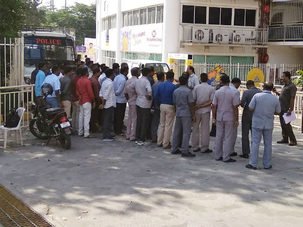 போலீஸ் கண்காணிப்பு வளையத்திற்குள்