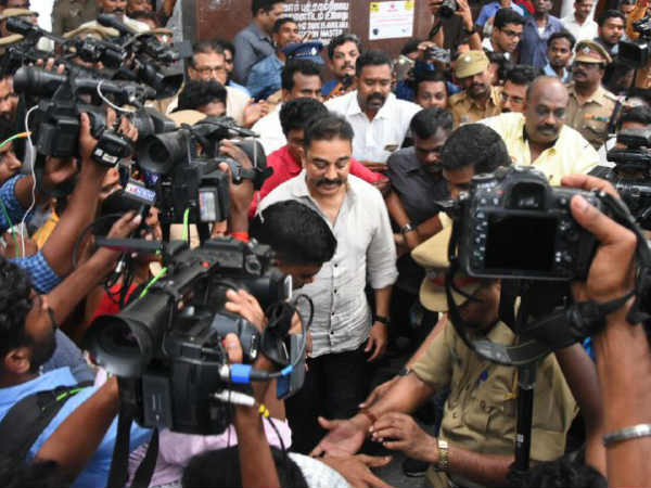Kamal on Vaigai Express to attend MNM first meeting Kamal on Vaigai Express to attend MNM first meeting