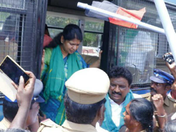 Kanimozhi MP arrested and released at Nellai for Road Roko Kanimozhi MP arrested and released at Nellai for Road Roko