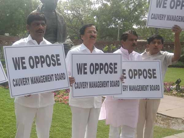 Karnataka Congress MPs protest against Cauvery Management Board Karnataka Congress MPs protest against Cauvery Management Board