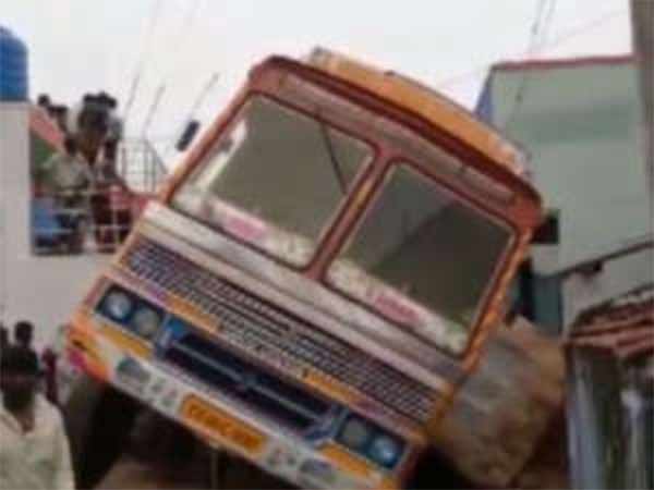 Lady dies after lorry enters into house in Coimbatore Lady dies after lorry enters into house in Coimbatore