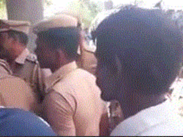 வீட்டின் கதவை உடைத்து கைது