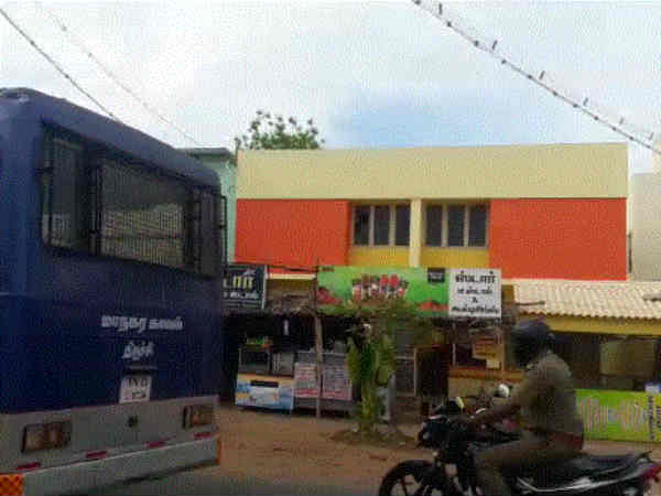 மாற்று உடையில் கைது செய்ய வந்த போலீஸ்