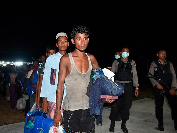 Myanmar navy rescued Rohingya refugees those who trapped in the sea for last 9 days Myanmar navy rescued Rohingya refugees those who trapped in the sea for last 9 days