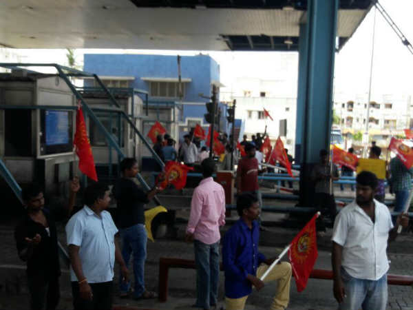 Naam thamizar party cadres seige at Chennai Sholinganallur and Duraipakkam tollgate Naam thamizar party cadres seige at Chennai Sholinganallur and Duraipakkam tollgate