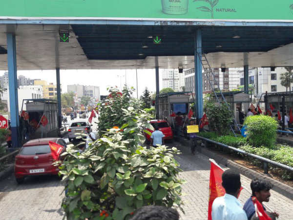 Naam thamizar party cadres seige at Chennai Sholinganallur and Duraipakkam tollgate Naam thamizar party cadres seige at Chennai Sholinganallur and Duraipakkam tollgate