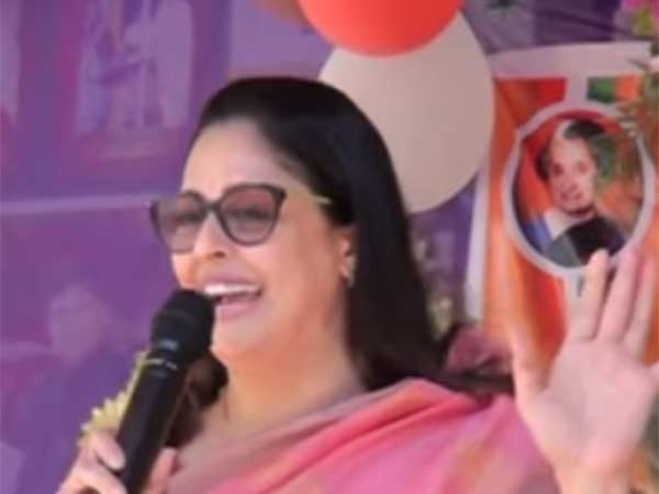 Nagma sings Batcha movie songs for Rahul Gandhi Nagma sings Batcha movie songs for Rahul Gandhi