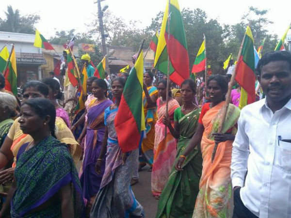 முழக்கங்கள் எழுப்பினர்