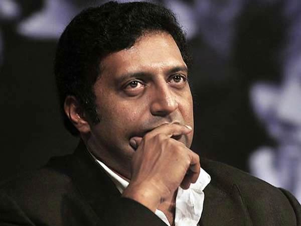 RSS and BJP Cadres siege Actor Prakash Raj Car at Bengaluru RSS and BJP Cadres siege Actor Prakash Raj Car at Bengaluru