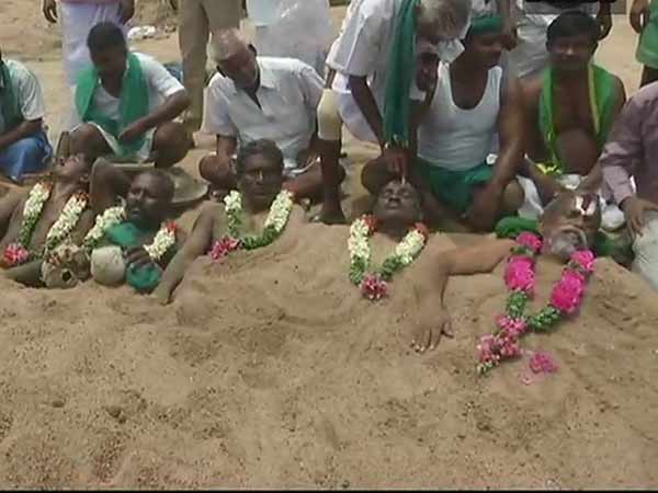 Farmers protesting in Trichy by buried themselves in Cauvery river sand Farmers protesting in Trichy by buried themselves in Cauvery river sand