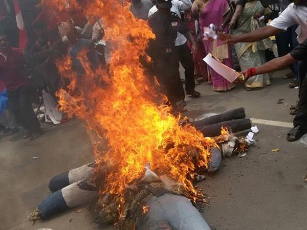 Hindu movement tries to blockade Congress Office Hindu movement tries to blockade Congress Office