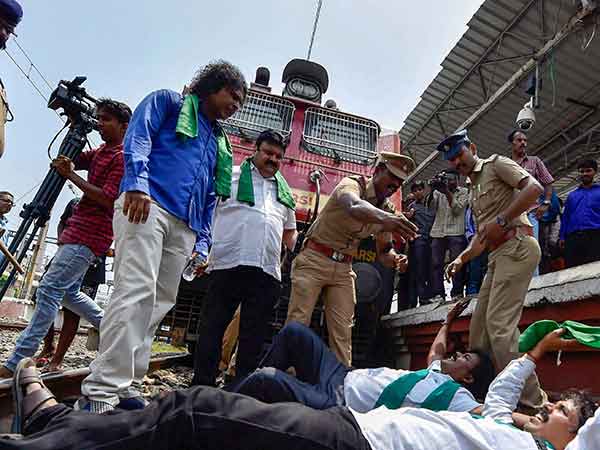 Farmers stage rail roko delta region for Cauvery Management Board Farmers stage rail roko delta region for Cauvery Management Board