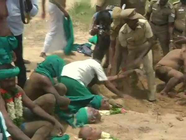 The farmers protest in Cauvery river at Trichy The farmers protest in Cauvery river at Trichy