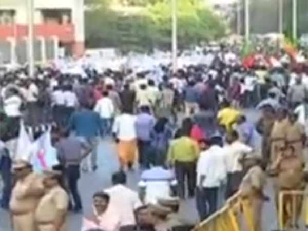 Protestors burns CSKs Yellow T-Shirt Protestors burns CSKs Yellow T-Shirt
