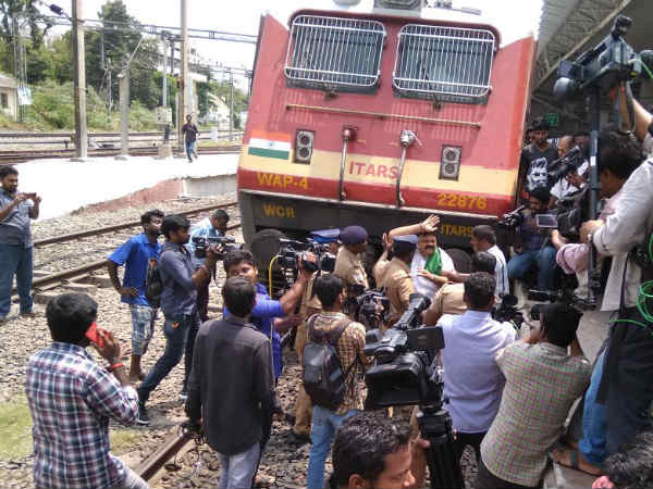 Farmers protested at Chennai egmore railway station arrested Farmers protested at Chennai egmore railway station arrested