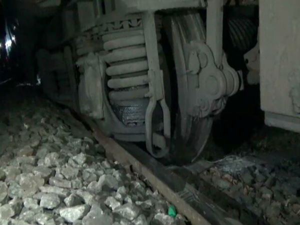 Pandian Express train derailed in Madurai Pandian Express train derailed in Madurai