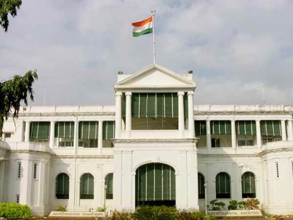 ISF tried to seige rajbhavan blockades road at Chennai ISF tried to seige rajbhavan blockades road at Chennai