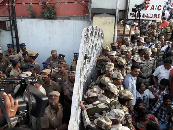 Police Arrests Seeman and Thameemun Ansari Party Cadres Police Arrests Seeman and Thameemun Ansari Party Cadres