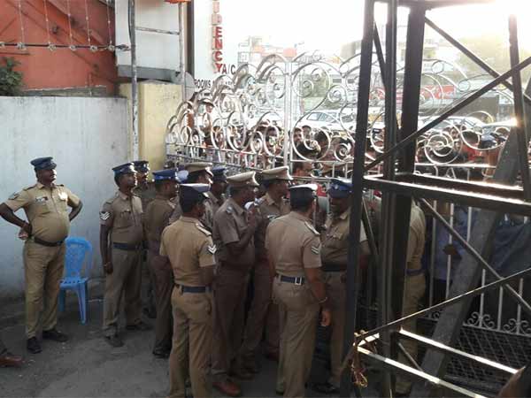 Police did latti Charge on the people who protest demanding Seeman release Police did latti Charge on the people who protest demanding Seeman release