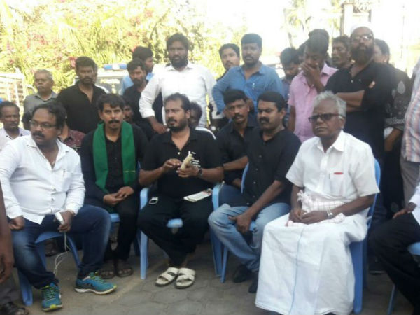 கட்சியினர் மட்டும் விடுவிப்பு
