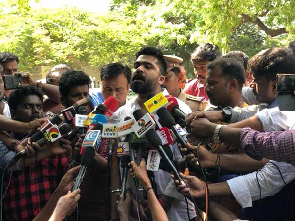 கமிஷனர் அலுவலகத்தில்...