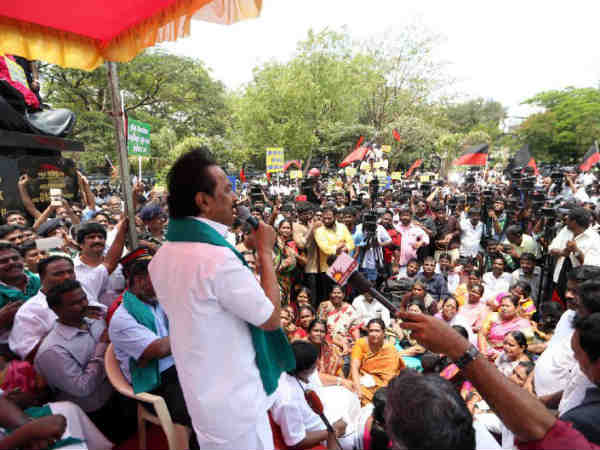 MK Stalin wears Green towel and involve in protest MK Stalin wears Green towel and involve in protest