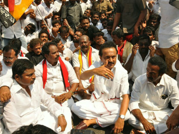 Stalin and his ally leaders sit in agitation for Cauvery in Beach road Stalin and his ally leaders sit in agitation for Cauvery in Beach road
