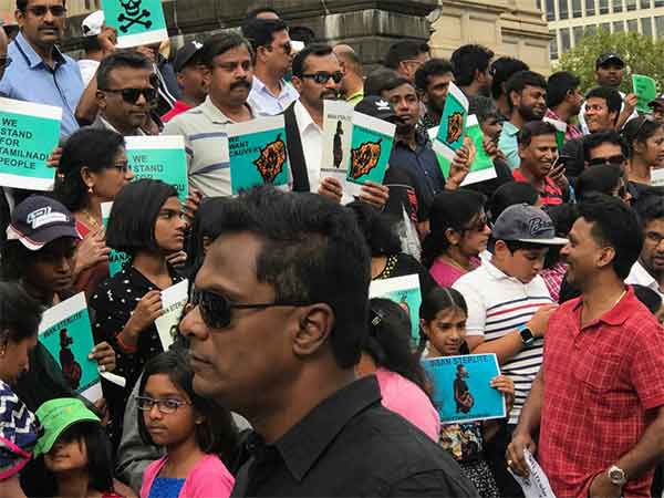 விக்டோரியா நாடாளுமன்றம் எதிரே