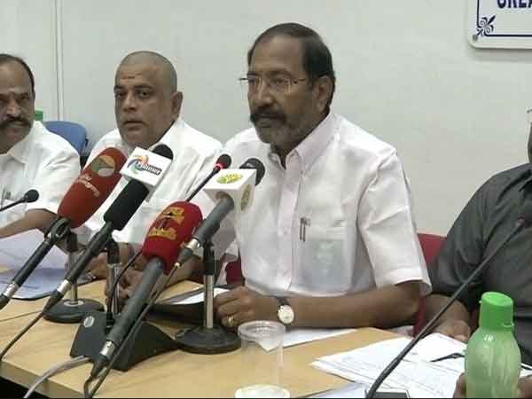 அவர் பொய் சொல்கிறார்