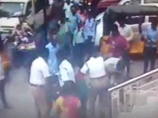 Traffic police Viral video in Chennai T Nagar Traffic police Viral video in Chennai T Nagar