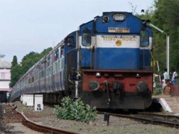 Mysterious material explosion on the rails in Pollachi Railway Station Mysterious material explosion on the rails in Pollachi Railway Station
