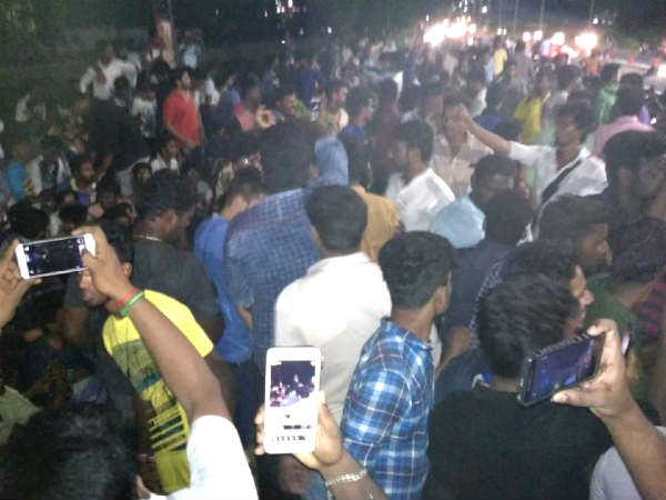 Flash strike by students in Trichy for Cauvery Flash strike by students in Trichy for Cauvery