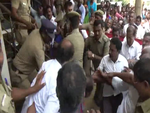 Police lathicharge on Opposition party in Tiruppur Police lathicharge on Opposition party in Tiruppur