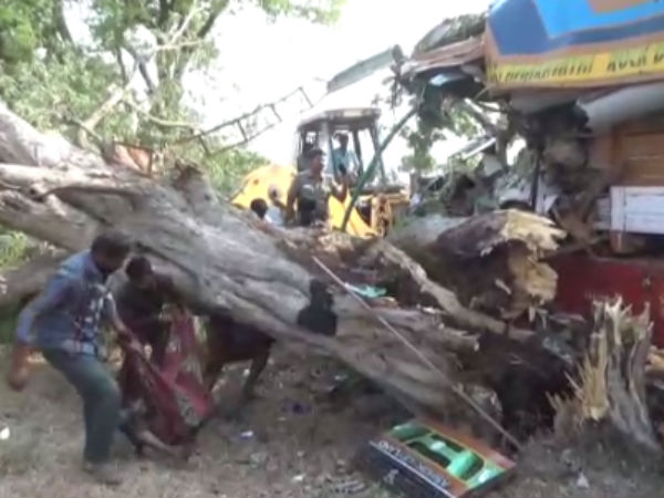 2 killed truck crashed into tree near Tirutani 2 killed truck crashed into tree near Tirutani