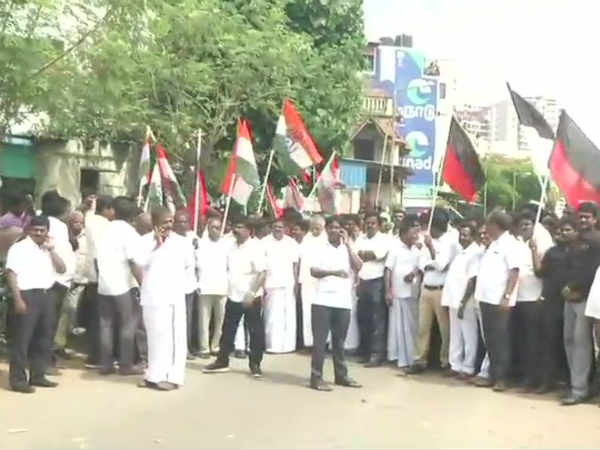 DMK and Friendly parties protesting against TN Gov for Tuticorin shooting amidst Strike DMK and Friendly parties protesting against TN Gov for Tuticorin shooting amidst Strike