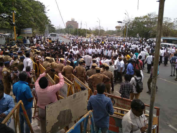 போலீசாரே காரணம்