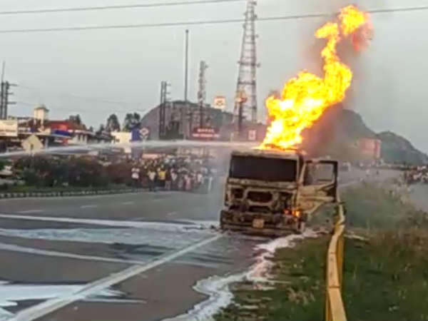Fire broke out in running lorry near Krishnagiri Fire broke out in running lorry near Krishnagiri