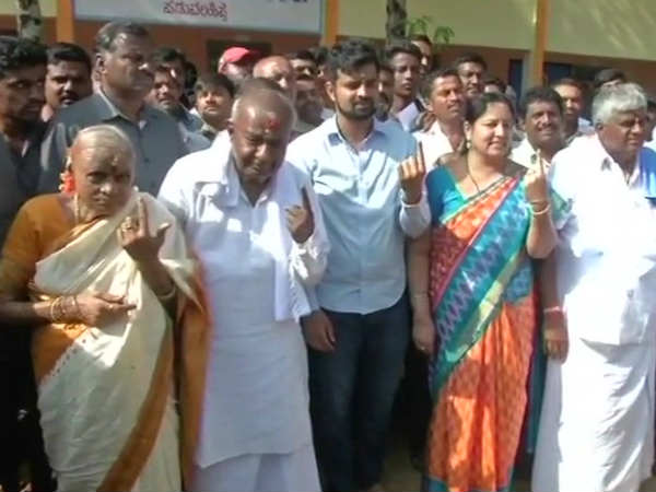 Karnataka Election: Deve Gowda wife forced to officials shift an EVM machine for vastu in Chamundeshwari Karnataka Election: Deve Gowda wife forced to officials shift an EVM machine for vastu in Chamundeshwari