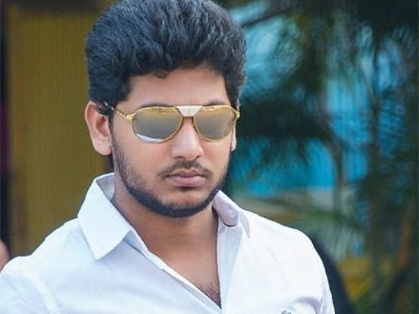 People who are criticizing Sasikala please unfollow me People who are criticizing Sasikala please unfollow me