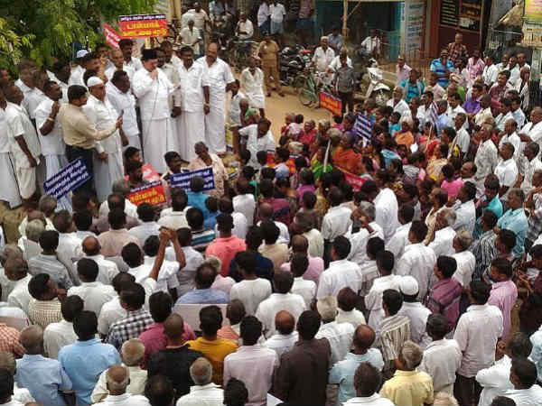Demonstration to remove the Tasmac in Kadayanallur Demonstration to remove the Tasmac in Kadayanallur