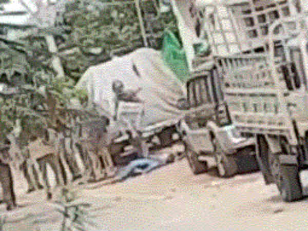 தரதரவென இழுத்து செல்கின்றனர்
