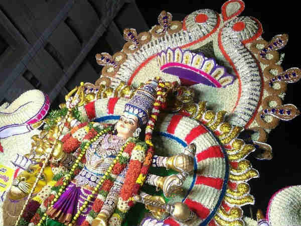 மாரியம்மனுக்கு அலங்காரம்