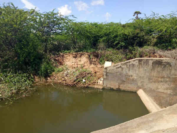 உடைந்த தடுப்பணைகள்