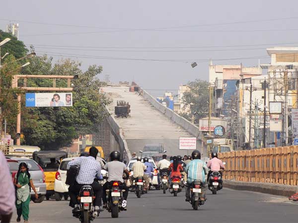 இப்பவே கண்ணை கட்டுதே