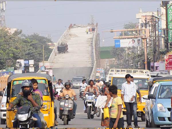 வெறிச்சோடிய மேம்பாலம்