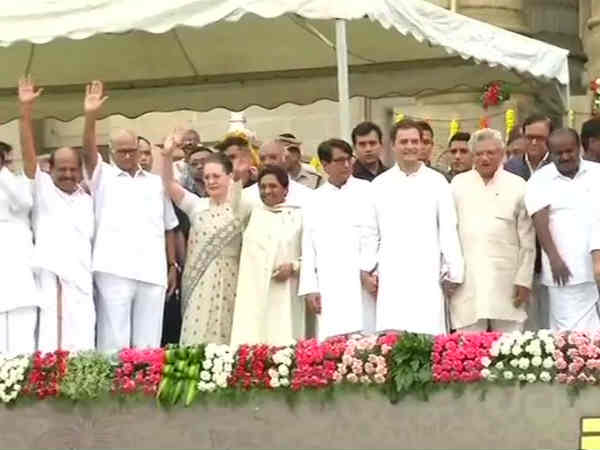 Kumaraswamy takes oath as Karnataka CM, Opposition leaders, including Mamata, Rahul participates Kumaraswamy takes oath as Karnataka CM, Opposition leaders, including Mamata, Rahul participates