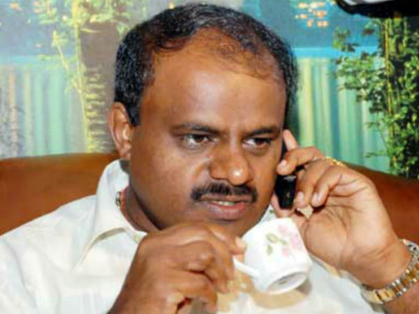 Karnataka Kingmaker Kumaraswamy flies to Singapore amidst post-poll confusions Karnataka Kingmaker Kumaraswamy flies to Singapore amidst post-poll confusions