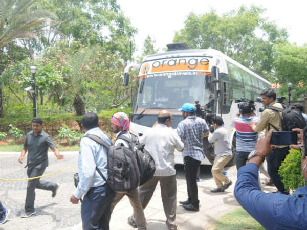 ஏன் செல்போன் பறிக்கவில்லை